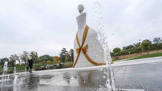Slavnostní odhalení sochy Marie Terezie se ve stejnojmenném parku na Praze 6 konalo v úterý 20. října 2020.