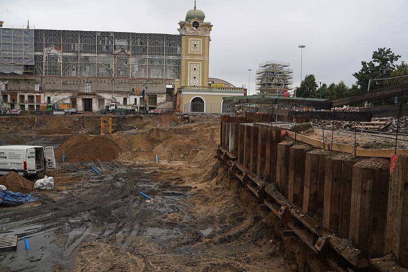 Stavební jáma levého křídla Průmyslového paláce.