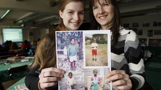 Věra Šmídová s dcerou Anetou ukazují fotografie sedmiletého Jamese Kiarie Wambui, kterého si v létě 2007 na dálku adoptovali. 