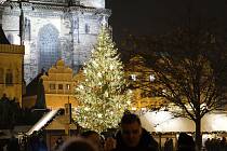 Staroměstské náměstí je skoro připravené na sobotní slavnostní zahájení, na téměř hodinu byl také zkušebně rozsvícen Vánoční strom.