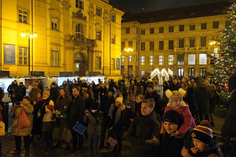 Staroměstské náměstí je skoro připravené na sobotní slavnostní zahájení, na téměř hodinu byl také zkušebně rozsvícen Vánoční strom.