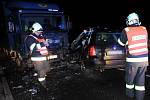 Následky dopravní nehody dvou osobních a jednoho nákladního automobilu na silnici mezi Uhříněvsí a Říčany.