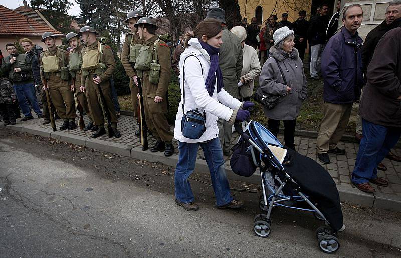 V Nehvizdech si připomněli 28. prosince 70. výročí seskoku parašutistů Gabčíka a Kubiše v roce 1941. Kvůli nepřízni počasí však neseskočili vojáci padákem, pouze vrtulník proletěl nad shromážděním u památníku v polích za Nehvizdy. 