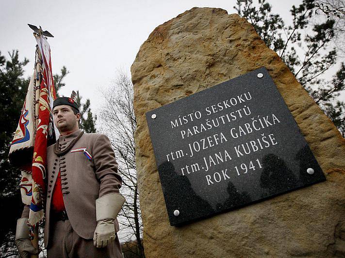 V Nehvizdech si připomněli 28. prosince 70. výročí seskoku parašutistů Gabčíka a Kubiše v roce 1941. Kvůli nepřízni počasí však neseskočili vojáci padákem, pouze vrtulník proletěl nad shromážděním u památníku v polích za Nehvizdy. 