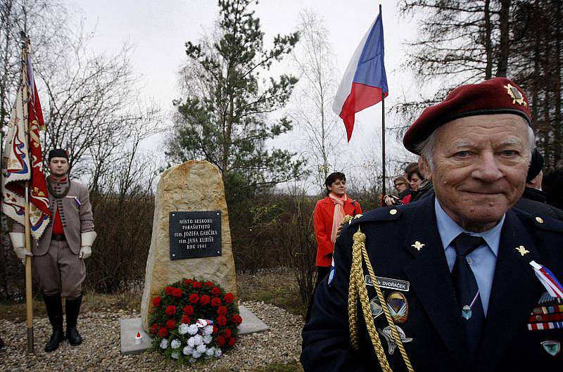 V Nehvizdech si připomněli 28. prosince 70. výročí seskoku parašutistů Gabčíka a Kubiše v roce 1941. Kvůli nepřízni počasí však neseskočili vojáci padákem, pouze vrtulník proletěl nad shromážděním u památníku v polích za Nehvizdy. 