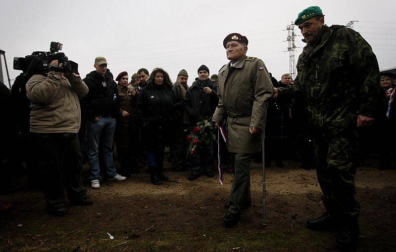 V Nehvizdech si připomněli 28. prosince 70. výročí seskoku parašutistů Gabčíka a Kubiše v roce 1941. Kvůli nepřízni počasí však neseskočili vojáci padákem, pouze vrtulník proletěl nad shromážděním u památníku v polích za Nehvizdy. 