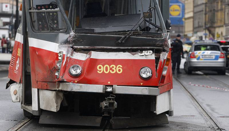 Na Florenci se v pondělí srazil autobus s tramvají. 