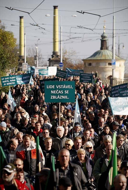 Před úřadem vlády protestovalo ve středu téměř 2000 odpůrců útlumu těžby