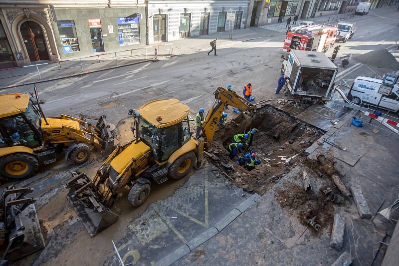 Kvůli noční havárii vodovodního potrubí je od pondělního zcela uzavřena Sokolská ulice v centru Prahy u křižovatky s Ječnou.