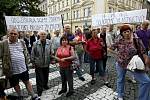 Několik desítek lídí protestovalo 9. června před radnicí Prahy 3 proti způsobu privatizace bytů.