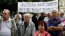 Několik desítek lídí protestovalo 9. června před radnicí Prahy 3 proti způsobu privatizace bytů.