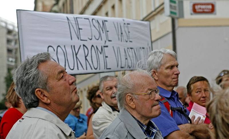 Několik desítek lídí protestovalo 9. června před radnicí Prahy 3 proti způsobu privatizace bytů.