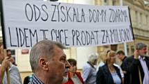 Několik desítek lídí protestovalo 9. června před radnicí Prahy 3 proti způsobu privatizace bytů.