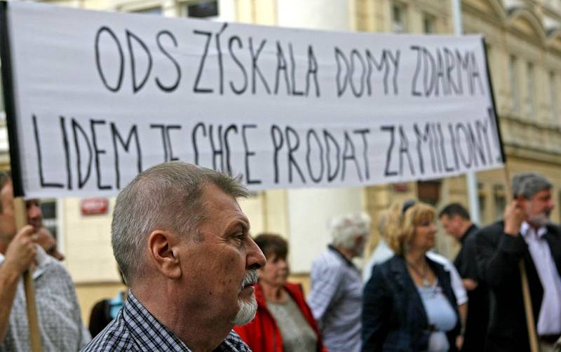 Několik desítek lídí protestovalo 9. června před radnicí Prahy 3 proti způsobu privatizace bytů.