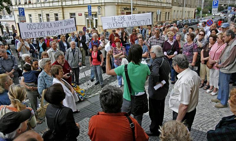 Několik desítek lídí protestovalo 9. června před radnicí Prahy 3 proti způsobu privatizace bytů.