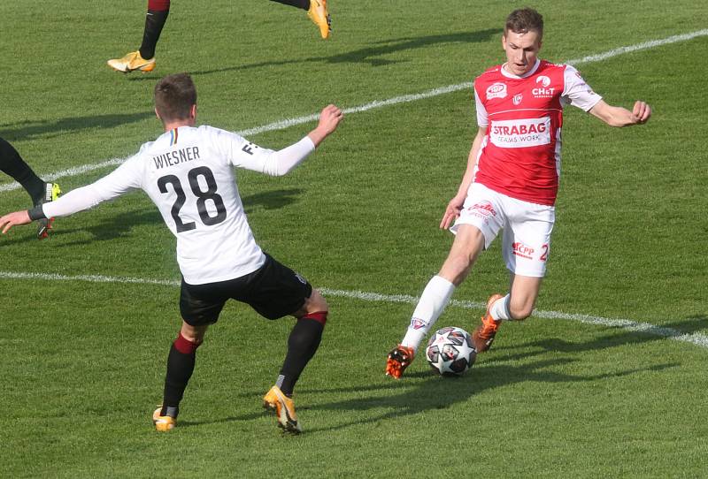 Utkání fotbalové FORTUNA:LIGY mezi Pardubicemi a Spartou skončilo 2:2.