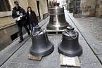 Dne 19. února 2008 byli nainstalovány tři nové zvony do věže Týnského chrámu. Na snímku zvony v Týnské uličce čekají na vyzvednutí. 