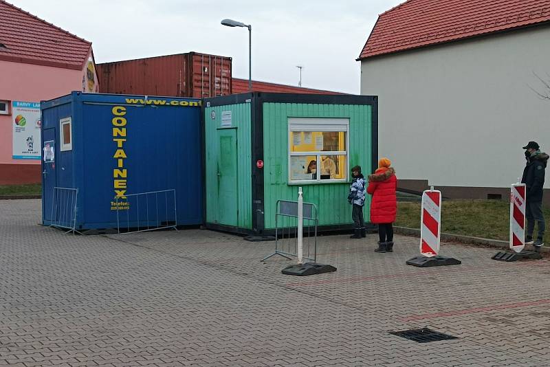 Odběrové místo pro testy na covid-19 v Jesenici na Praze-západ. Funguje v kontejnerových buňkách na parkovišti za městským úřadem.