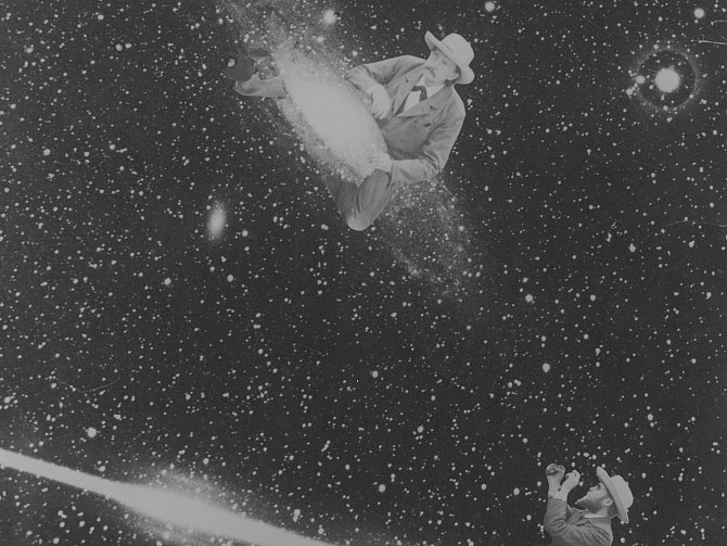 Legendární astrofotografie Josefa Klepešty z roku 1923 s „mlhovinou“ a bolidem: koláž neznámého autora složená z původní fotografie a reálných postav ondřejovské hvězdárny té doby – zakladatelem Josefem Janem Fričem „sedícím na galaxii M31“ (nahoře) a prv