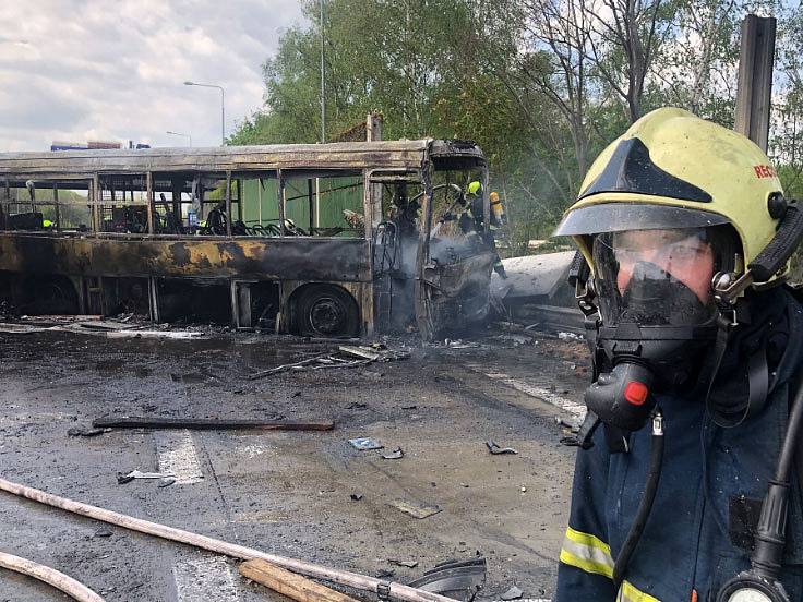 Při nehodě autobusu a kamionu s návěsem na Pražském okruhu došlo k velkému požáru a zemřel člověk.