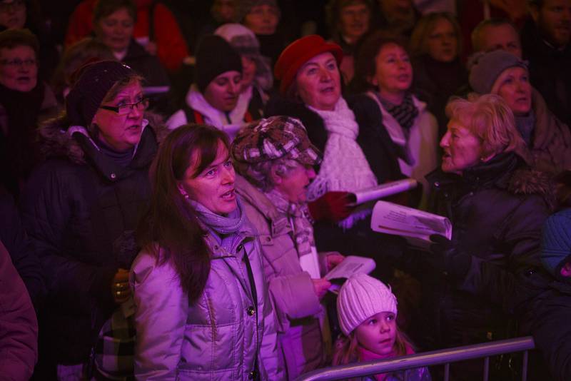 Pražané si zazpívali koledy na Staroměstském náměstí.