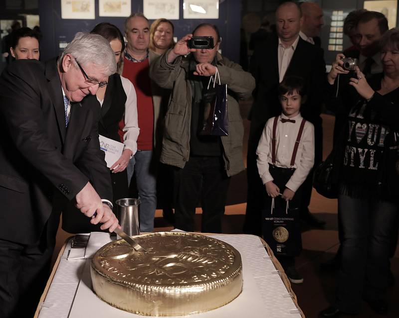 ČNB zahájila výstavu 100 let československé koruny v prostorách Císařské konírny Pražského hradu , potrvá až do 28. dubna. Hlavní atrakcí je unikátní vysokohmotnostní zlatá mince.