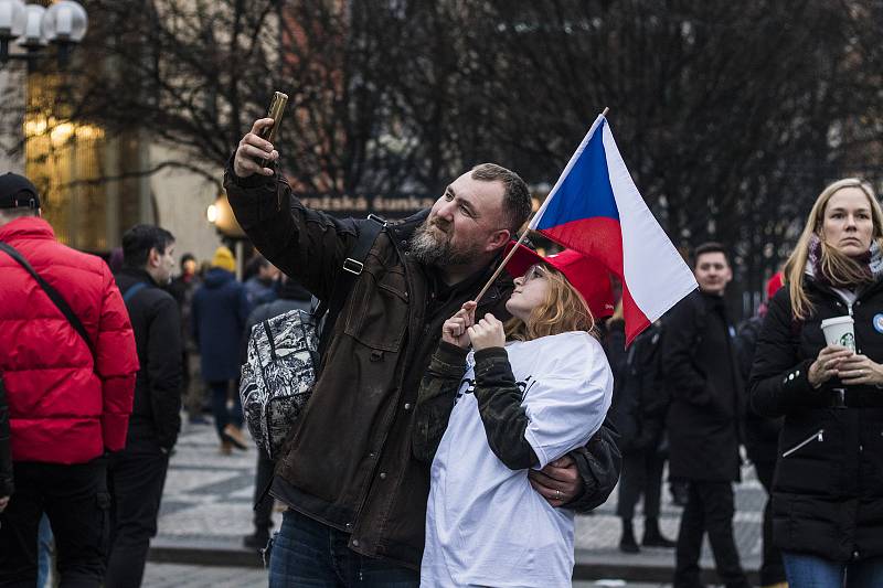 Z předvolební kampaně 'Všichni za pravdu!' na podporu prezidentského kandidáta Petra Pavla na Staroměstském náměstí v Praze.