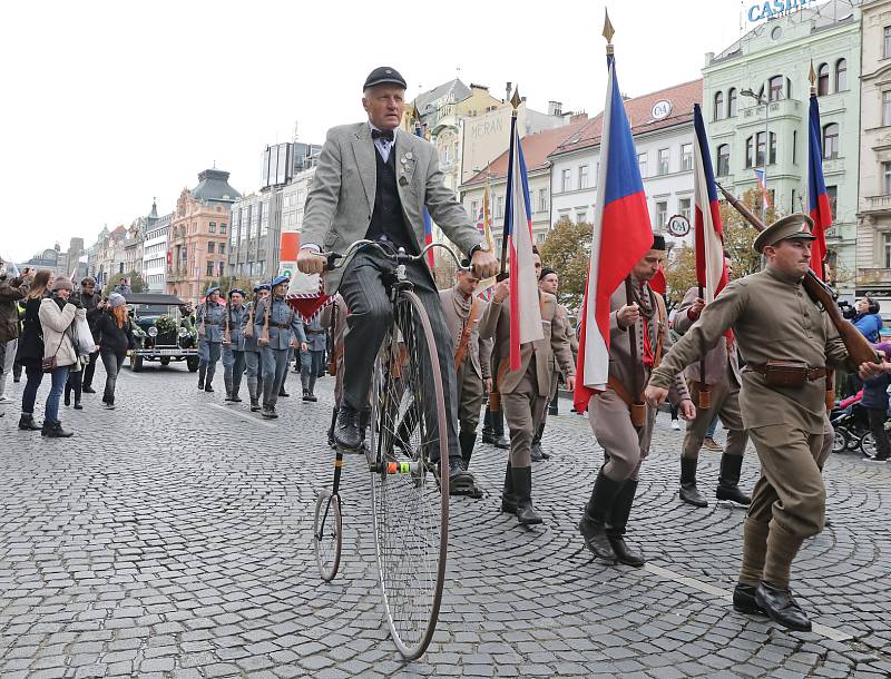 Sokolský Pochod pro republiku ke stému výročí založení Československa vyrazil z pražské Kampy na Václavské náměstí.