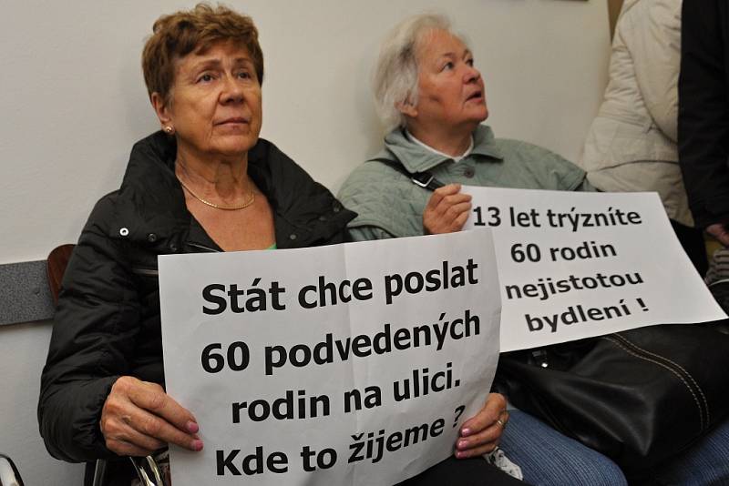 Jasný názor ohledně H-Systemu přišli lidé z Horoměřic vyjádřit ve čtvrtek 30. října 2014 k Městskému soudu v Praze i s vytištěnými hesly v rukou. Doufají, že uspějí a ustupovat by nechtěli.