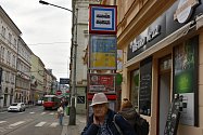 Praha (24. 2. 2023) – Ohlasy válečné situace na Ukrajině v tramvajové dopravě v Praze: ukrajinské barvy na tramvajích i na označnících zastávek.