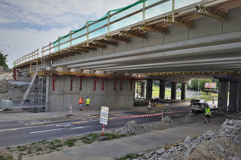 Osazování nosníků hlavní nosné konstrukce západní části mostu nad Chlumeckou ulicí v loňském roce.