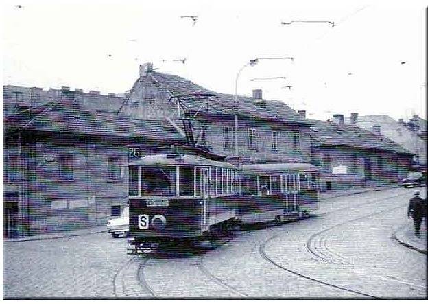 Křižovatka Partyzánské (dříve Palackého) ulice. Domky v popředí byly zbourány v roce 1979, vzadu jsou vidět dodnes stojící činžáky v ulici U Elektrárny (dříve Zelená).