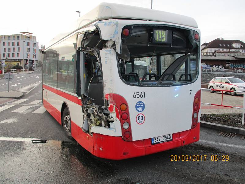 Nehoda autobusu ve Veleslavíně. 