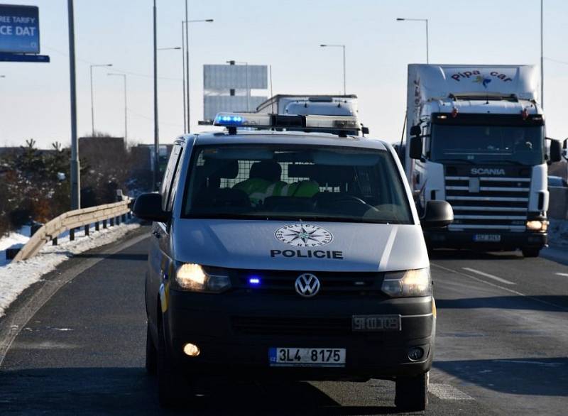 U hromadné nehody na Štěrboholské spojce zasahoval vrtulník LZS.