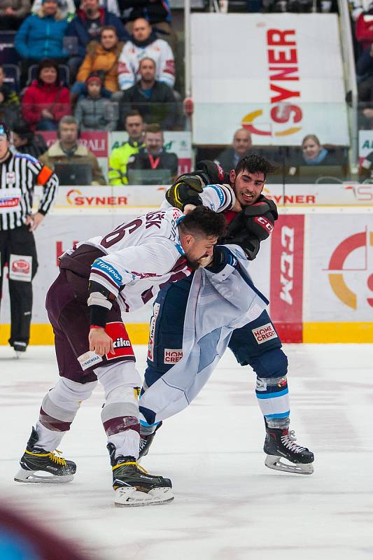 Druhý zápas předkola Generali play off Tipsport extraligy ledního hokeje se odehrál 7. března v liberecké Home Credit areně. Utkaly se celky Bílí Tygři Liberec a HC Sparta Praha. Na snímku je bitka, vpravo Dominik Lakatoš a vlevo Richard Jarůšek.