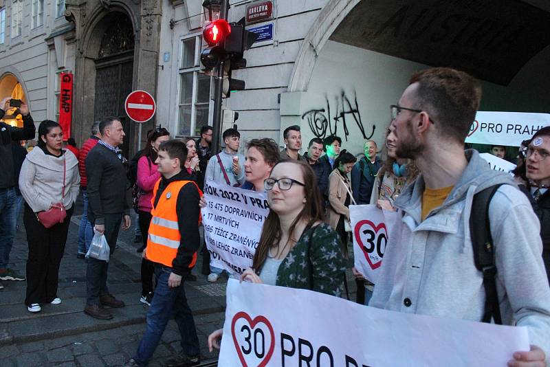 Pochod za omezení nejvyšší povolené rychlosti v Praze na 30 km/h. Akci pořádají organizace Poslední generace a 30 pro Prahu.