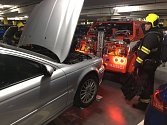 V garážích OC Nový Smíchov zasahoval vyprošťovací automobil pražských hasičů.