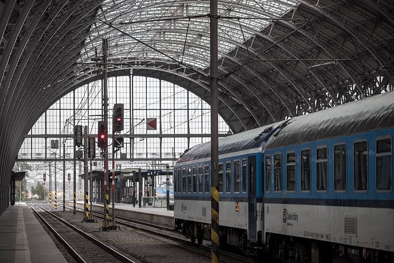 Na pražském hlavním nádraží byla 3. října slavnostně zakončena rekonstrukce zastřešení příjezdové haly. Kvůli zkorodovaným nosným obloukům se zvýšily náklady o 127 milionů korun.