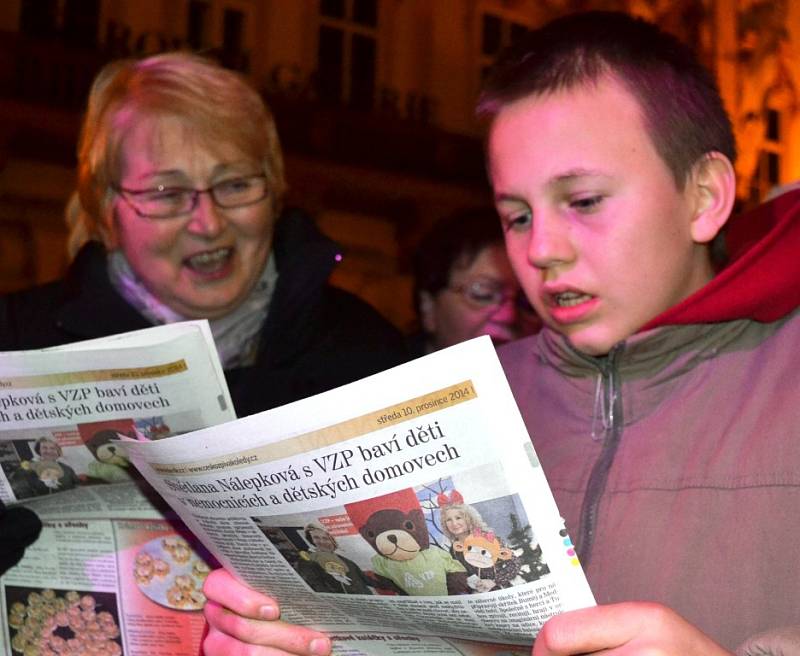 Česko zpívá koledy na Staroměstském náměstí v Praze.