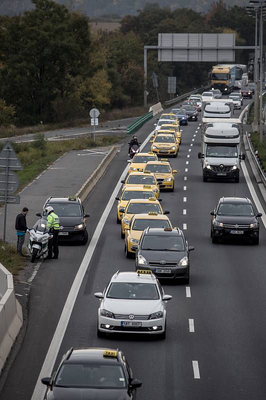 Sdružení českých taxikářů zorganizovalo 2. října v Praze protestní jízdu proti sdíleným přepravním službám typu Uber. Na snímku je kolona vozů protestujících řidičů taxislužby při jízdě od letiště.