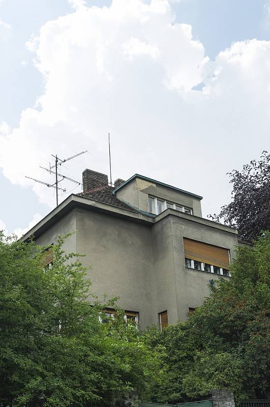 Vila v Kozlovské  ulici č. 1390 se prodala za 89 000 000,- Kč.