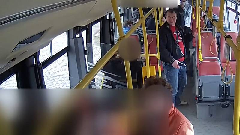 Policie pátrá po účastnících potyčky v autobusu