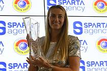Tenistka Petra Kvitová s trofejí za vítězství na turnaji v Miami