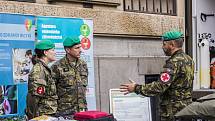 Výstava a ukázky práce vojenských zdravotníků na Vítězném náměstí.