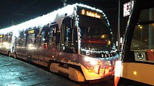 Dopravní podnik poslal na koleje flotilu vánočně nazdobených tramvají.