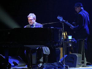 Elton John zahrál 18. prosince v Praze.