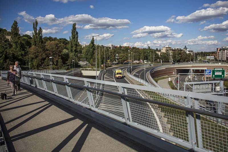 Do pražského tunelového komplexu Blanka vjeli 19. září první řidiči. Na snímku vjezd a výjezd z tunelu na pražské Malovance.