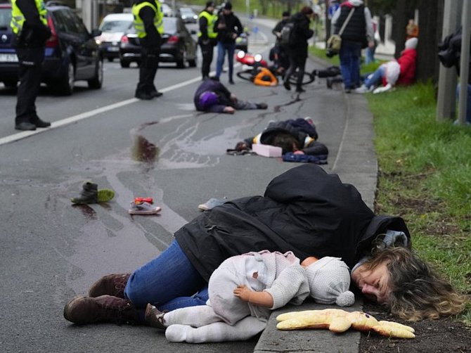 Před ruskou ambasádou v Praze ležela těla na připomínku masakru civilistů v Buči.