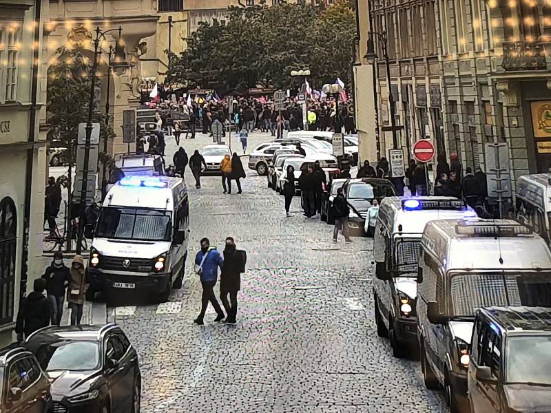 Protivládní demonstrace na Staroměstském náměstí v Praze porušuje zákon kvůli účasti více než 500 osob.