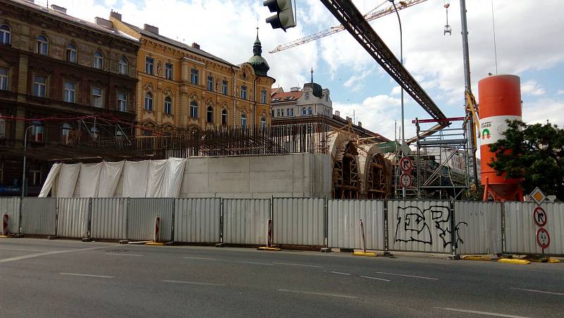 Příprava na uložení nového mostu Negrelliho viaduktu přes Křižíkovu ulici.